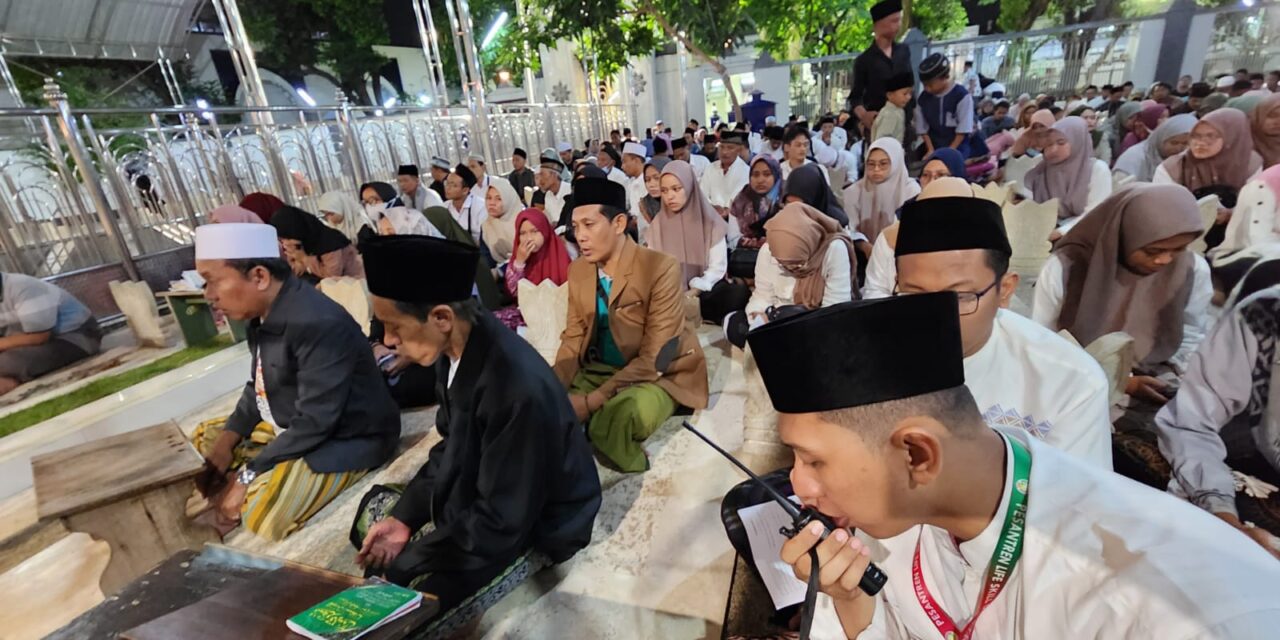 Keluarga Besar Pondok Pesantren Lifeskill Daarunnajaah Ziarah ke Makam Sunan Ampel Surabaya