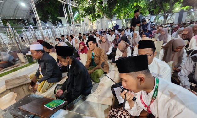 Keluarga Besar Pondok Pesantren Lifeskill Daarunnajaah Ziarah ke Makam Sunan Ampel Surabaya